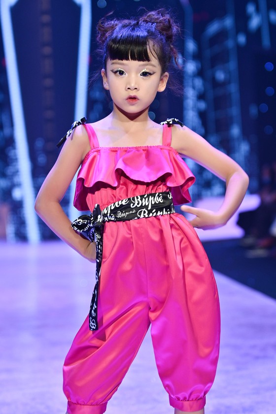Hoa hậu Lương Thuỳ Linh, Á hậu Kiều Loan trình diễn “Búp bê show” của NTK Phương Ly ảnh 9