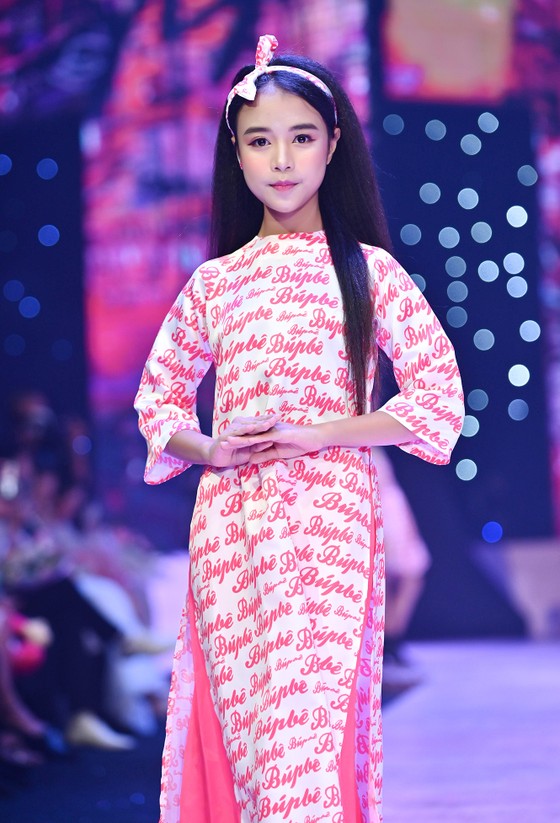 Hoa hậu Lương Thuỳ Linh, Á hậu Kiều Loan trình diễn “Búp bê show” của NTK Phương Ly ảnh 2
