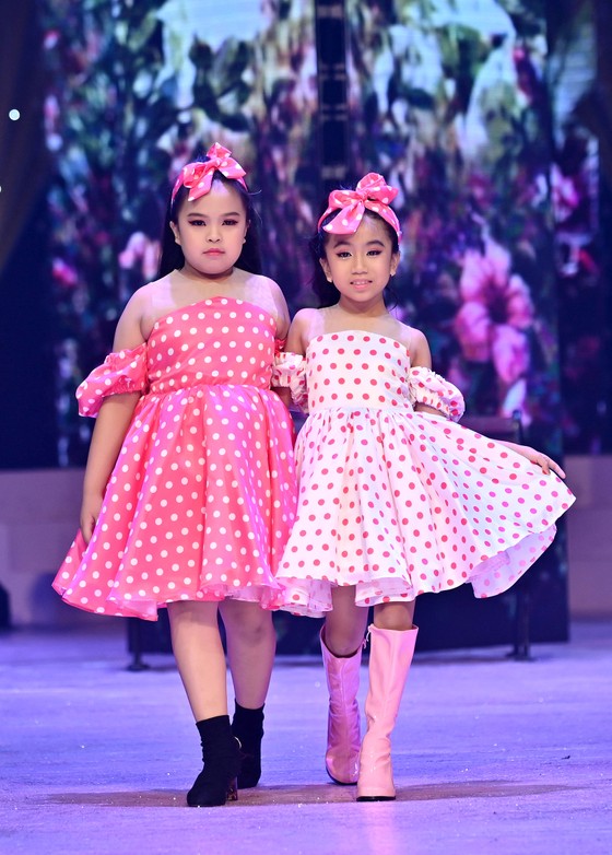 Hoa hậu Lương Thuỳ Linh, Á hậu Kiều Loan trình diễn “Búp bê show” của NTK Phương Ly ảnh 7
