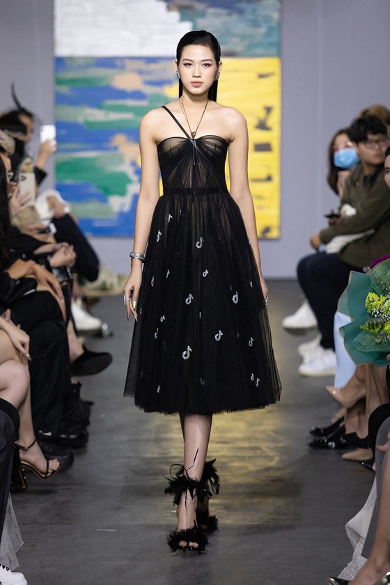 NTK Trần Hùng tổ chức show thời trang tại Việt Nam thuộc khuôn khổ London Fashion Week ảnh 2