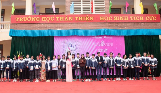 Hoa Hậu Đỗ Hà lập Quỹ học bổng Đỗ Hà dành cho học sinh nghèo hiếu học ảnh 1