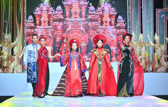 Mang câu chuyện lịch sử tới lễ hội áo dài ảnh 5
