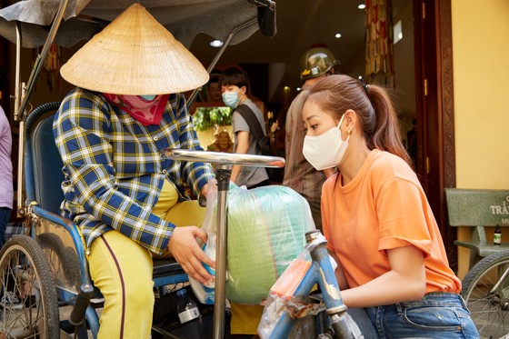 Các người đẹp Hoa hậu Hoàn vũ Việt Nam mang tết sớm cho người kém may mắn ảnh 1