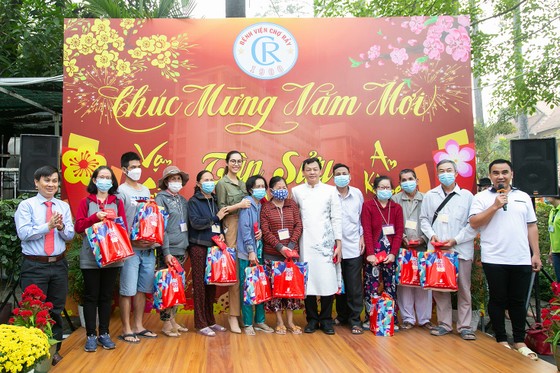 Các người đẹp Hoa hậu Hoàn vũ Việt Nam mang tết sớm cho người kém may mắn ảnh 3