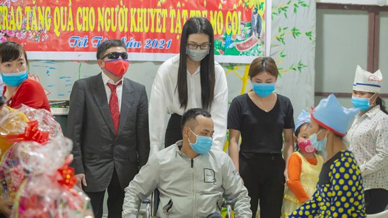 Tiểu Vy, Thuỳ Linh, Đỗ Hà tất bật làm từ thiện ngày giáp tết ảnh 1