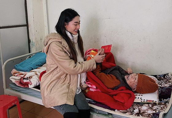 Tiểu Vy, Thuỳ Linh, Đỗ Hà tất bật làm từ thiện ngày giáp tết ảnh 3