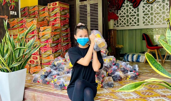 Tiểu Vy, Thuỳ Linh, Đỗ Hà tất bật làm từ thiện ngày giáp tết ảnh 2