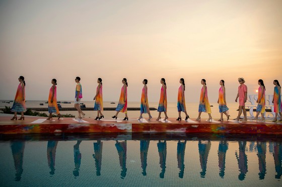 Dàn hoa hậu, á hậu bay bổng trong bộ sưu tập 'Daydreamer' tại Fashion Voyage ảnh 3