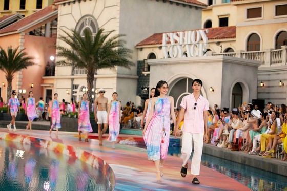 Dàn hoa hậu, á hậu bay bổng trong bộ sưu tập 'Daydreamer' tại Fashion Voyage ảnh 2
