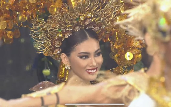 Á hậu Ngọc Thảo trình diễn quốc phục ấn tượng trên sân khấu Miss Grand International 2020 ảnh 3