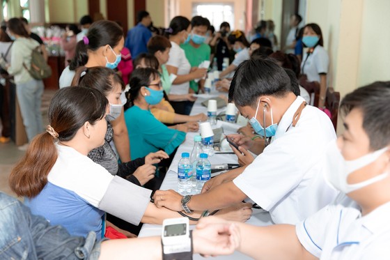 Dàn hoa hậu cùng CLB Suối mát từ tâm tổ chức thăm khám bệnh miễn phí cho công nhân ảnh 2