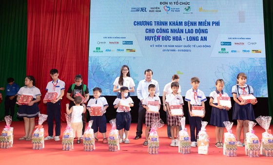 Dàn hoa hậu cùng CLB Suối mát từ tâm tổ chức thăm khám bệnh miễn phí cho công nhân ảnh 6