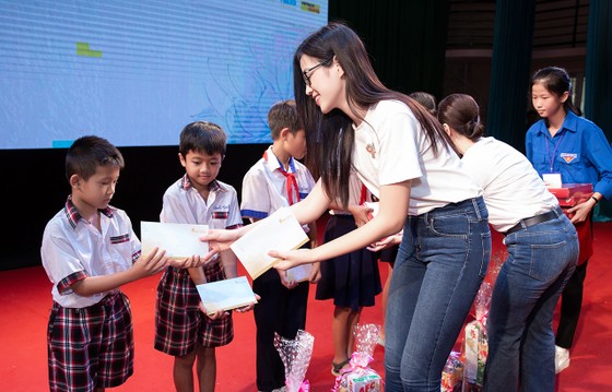 Dàn hoa hậu cùng CLB Suối mát từ tâm tổ chức thăm khám bệnh miễn phí cho công nhân ảnh 3