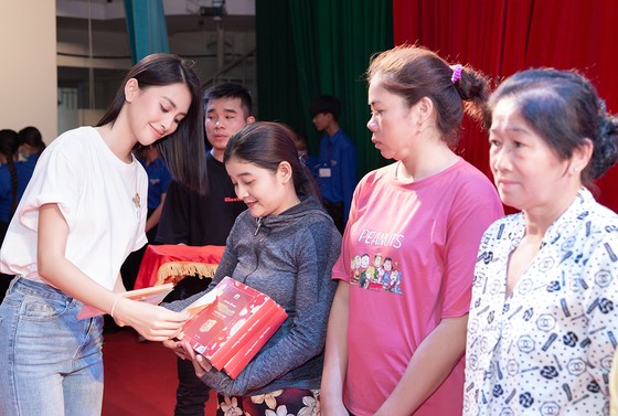 Dàn hoa hậu cùng CLB Suối mát từ tâm tổ chức thăm khám bệnh miễn phí cho công nhân ảnh 1