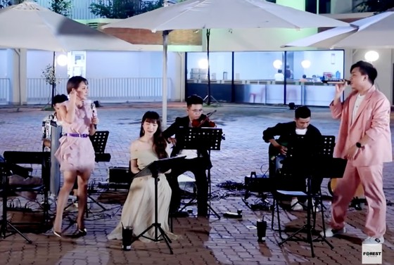 Uyên Linh tung MV 'Giữa đại lộ Đông Tây' ảnh 6