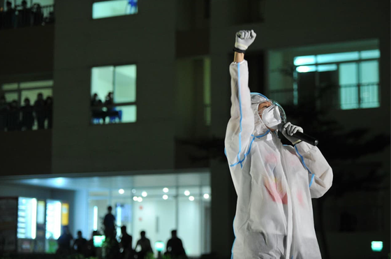 Cẩm Vân, Phương Thanh, Tóc Tiên… mặc đồ bảo hộ, hát ở bệnh viện dã chiến ảnh 4