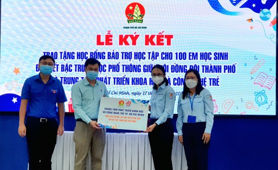 Trao tặng học bổng cho học sinh ảnh hưởng bởi dịch Covid-19 ảnh 1