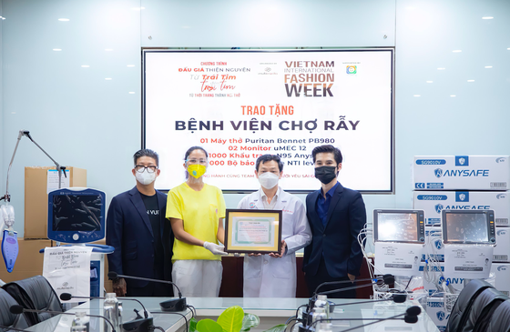 Trao tặng máy thở, vật tư y tế hỗ trợ bệnh nhân Covid-19 tại Bệnh viện Chợ Rẫy ảnh 1