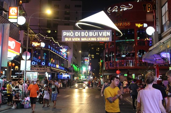 Phố đi bộ Bùi Viện thưa thớt khách vào cuối tuần vì ảnh hưởng dịch nCoV ảnh 1