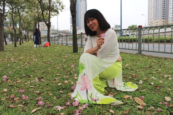 Hoa kèn hồng khoe sắc trên đại lộ ảnh 10
