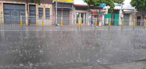 Chiều nay 9-4, TPHCM bất ngờ đổ mưa ảnh 3