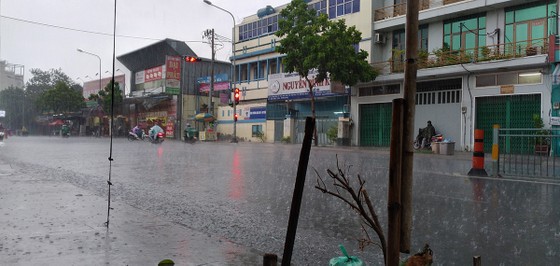 Chiều nay 9-4, TPHCM bất ngờ đổ mưa ảnh 1