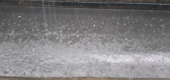 Chiều nay 9-4, TPHCM bất ngờ đổ mưa ảnh 2