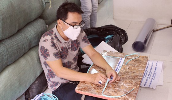Chế tác mặt nạ ngăn giọt bắn dành tặng bác sĩ ảnh 3