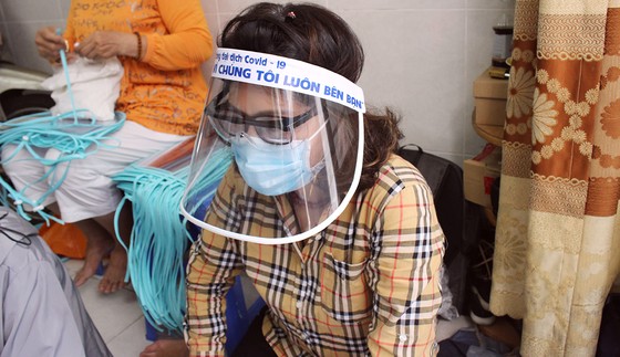 Chế tác mặt nạ ngăn giọt bắn dành tặng bác sĩ ảnh 1