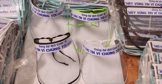Chế tác mặt nạ ngăn giọt bắn dành tặng bác sĩ ảnh 2