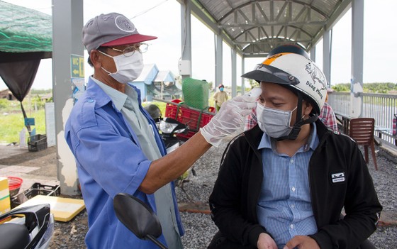 TPHCM tăng cường tuyên truyền phòng chống dịch Covid-19 ở bến phà ảnh 3