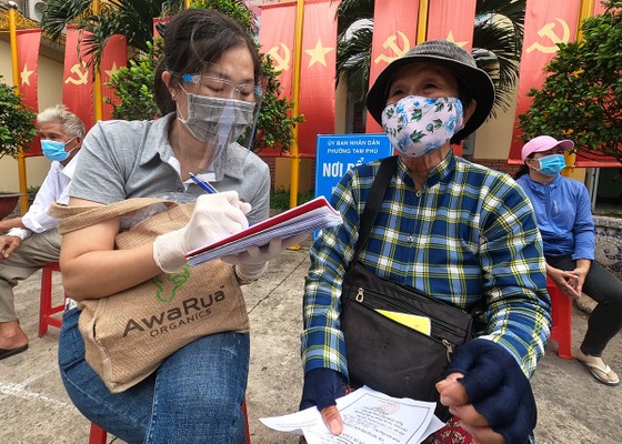 Chuyến xe gạo nghĩa tình của Báo SGGP tặng 4 tấn gạo đến người dân Thủ Đức, Bình Thạnh ảnh 1