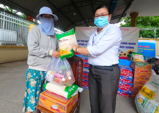 Chuyến xe gạo nghĩa tình của Báo SGGP tặng 4 tấn gạo đến người dân Thủ Đức, Bình Thạnh ảnh 3