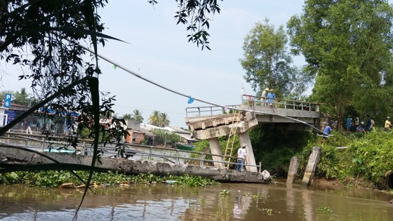 Sà lan chở 150 tấn cát đâm sập cầu ở Tiền Giang ảnh 1