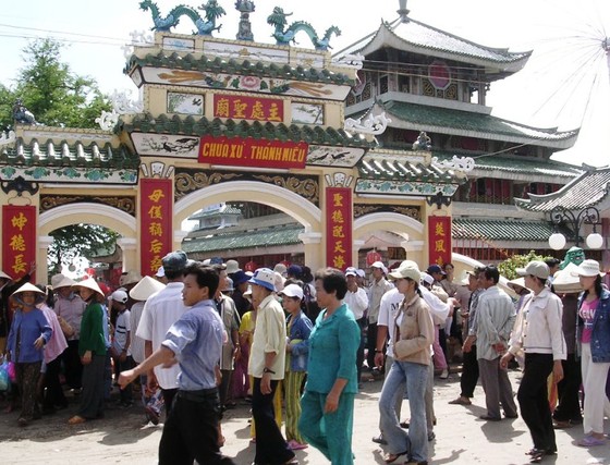 Hơn 200.000 người đi vía Bà chúa xứ Núi Sam dịp tết ảnh 1