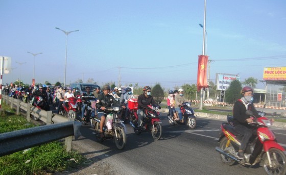 ĐBSCL: Người dân tấp nập trở lại TPHCM làm việc sau Tết ảnh 2
