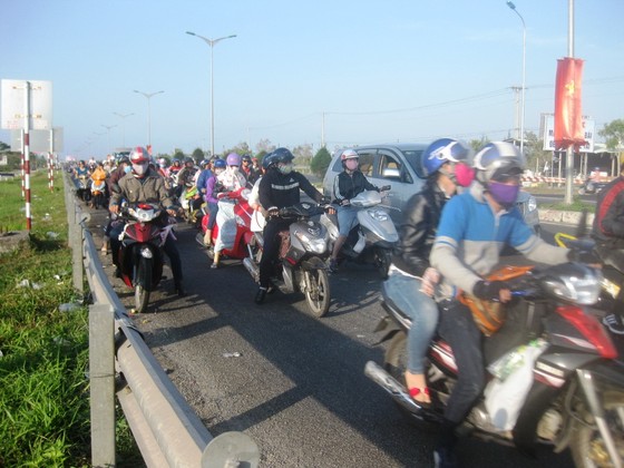 ĐBSCL: Người dân tấp nập trở lại TPHCM làm việc sau Tết ảnh 1