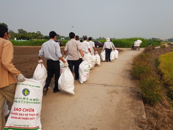 Nông dân thu gom hơn 38.000kg bao bì thuốc bảo vệ thực vật đem đi tiêu hủy ảnh 2