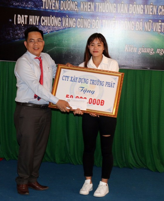 Kiên Giang khen thưởng nữ cầu thủ Chương Thị Kiều ảnh 1