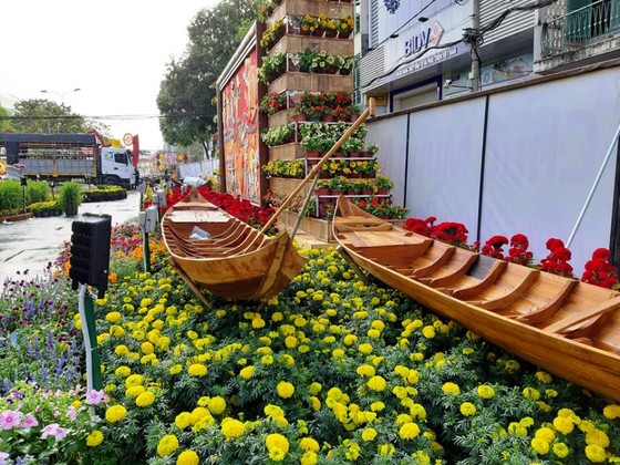 Rực rỡ những đường hoa xuân phục vụ Tết Canh Tý ở ĐBSCL ảnh 4