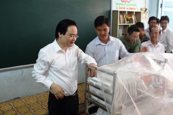 Bộ trưởng Phùng Xuân Nhạ kiểm tra công tác phòng chống dịch ở Đồng Tháp ảnh 1