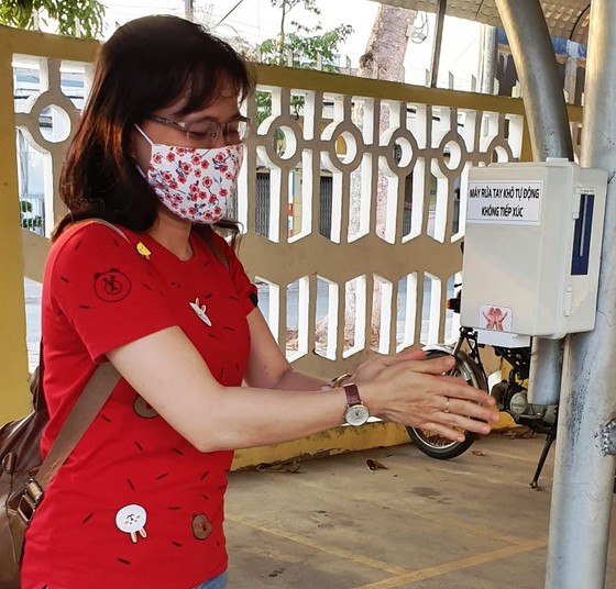 Hai học sinh ở Trà Vinh chế tạo thiết bị rửa tay khô tự động không tiếp xúc ảnh 2