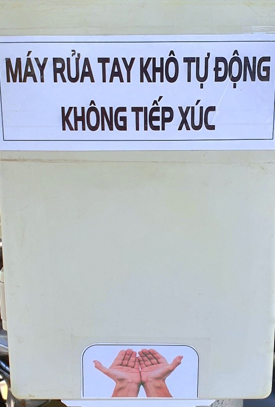 Hai học sinh ở Trà Vinh chế tạo thiết bị rửa tay khô tự động không tiếp xúc ảnh 1