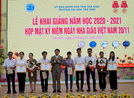 Trao hơn 1,2 tỷ đồng cho sinh viên vượt khó học giỏi ở Trà Vinh ảnh 2