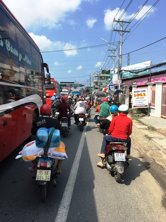 ĐBSCL: Giao thông ùn ứ nghiêm trọng trong ngày đầu nghỉ lễ ảnh 3