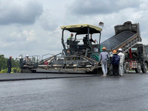Ứng 500 tỷ đồng nhằm đẩy nhanh thi công tuyến cao tốc Trung Lương - Mỹ Thuận ảnh 2