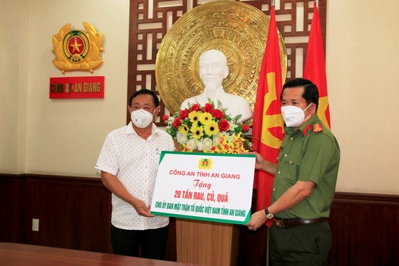 An Giang: Hỗ trợ 220 tấn gạo và rau củ cho các bếp ăn phục vụ người dân về quê ảnh 1
