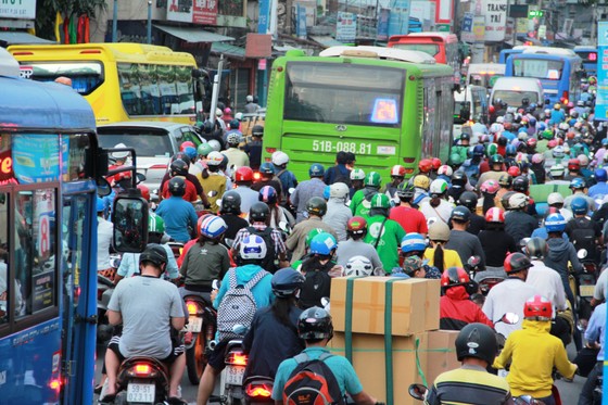 Chiều 29-12, ngày làm việc cuối cùng của năm, đường ra các bến xe đông nghịt người ảnh 2