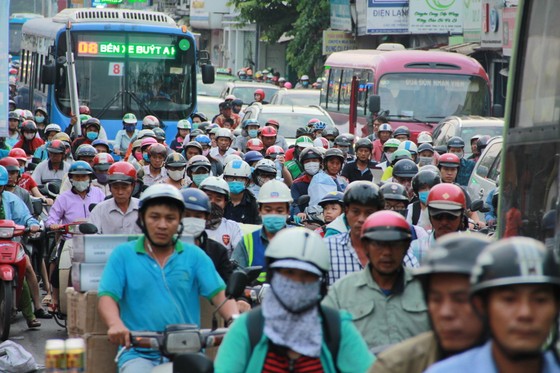 Chiều 29-12, ngày làm việc cuối cùng của năm, đường ra các bến xe đông nghịt người ảnh 3