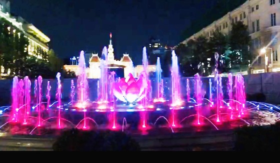 Đưa vào hoạt động đài phun nước nghệ thuật Phố đi bộ Nguyễn Huệ ảnh 3